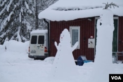 Hej Främling hosts sports and cultural activities in which both refugees and locals participate, like this snowman-building competition at Grytan Camp, Sweden, March 21, 2016. (H. Murdock/VOA)