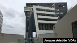 L'un des bâtiments déjà construit et opérationnel dans les sphères ministérielles de Diamniadio, Sénégal, 8 août 2018. (VOA/Jacques Aristide)