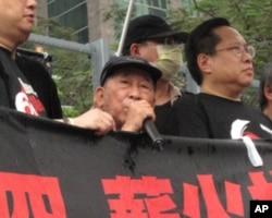 司徒华(中,持话筒)带病冒雨出席2010年纪念六四大游行