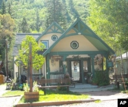 Here's one of the little workers' cabins at Redstone. Pretty nice digs for the time. They even had electricity and bathtubs with running water.