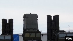 莫斯科国防武器展上首次展出的S-400防空导弹。（美国之音白桦拍摄）