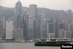 Honq Konqun mərkəzi maliyyə rayonunun qarşısı ilə bərə Viktoriya Buxtasına yaxınlaşır.