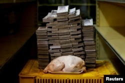 İfrat inflyasiya nəticəsində Karakas bazarında 2.4 kiloqramlıq toyuq 14,600,000 bolivara satılır.