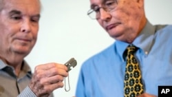 麦克丹尼尔兄弟接过父亲韩战阵亡时携带的狗牌（美联社）