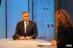 گفت و گو با شاهزاده رضا پهلوی، در استودیوی صدای آمریکا انجام شد.