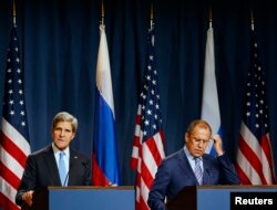 2013年9月12日美国国务卿克里（左）与俄罗斯外长拉夫罗夫（右）举行记者会的照片。