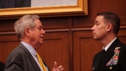 众议院军委会成员威尔逊(Joe Wilson)与海军官员交谈（美国之音黎堡2020年2月27日摄）