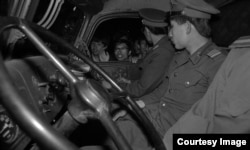 1989年天安门运动期间，北京市民围堵军车