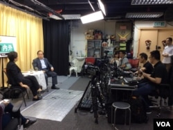 香港媒体自由橱窗：立法会议员刘慧卿主持的“议会内外”节目录制现场 （美国之音记者申华拍摄）