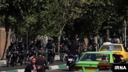 نیروهای امنیتی روز یکشنبه حضور پررنگی در اطراف سفارت بریتانیا داشتند