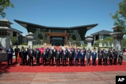 在北京雁栖湖国际会议中心，出席“一带一路”国际合作高峰论坛的各国领导人合影（2017年5月15日）. 有29个国家的元首和政府首脑参加。工业七国集团成员国的领导人都没有参加这次峰会。印度由于不满中国把与巴基斯坦合作的“中巴经济走廊”纳入一带一路而且计划在印巴争夺主权的克什米尔地区兴建水坝，没有派代表团参加这次会议。