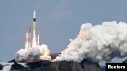 资料照：运载“隼鸟2号”的H-IIA火箭从日本种子岛太空中心发射升空。(2014年12月3日)