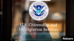 资料照：一名女子离开位于纽约的美国公民及移民服务办公室。（2012年8月15日）