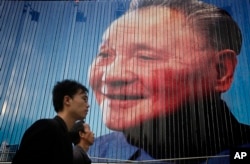 “Fərqi yoxdur ki, pişik ağ yaxud qaradır. Əsas odur ki, siçan tutsun.” Çin lideri Denq Şaopinqin başlatdığı liberal iqtisadi islahatlar ölkəni dirçəliş kursuna, sürətli iqtisadi artım tempinə qoydu.