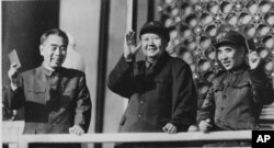 1967年，中共主席毛泽东和她的副手林彪以及中国总理周恩来在天安门上微笑