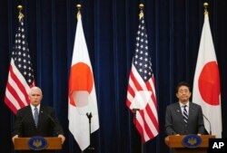 마에크 펜스 미국 부통령과 아베 신조 일본 총리가 13일 도쿄 총리관저에서 공동기자회견을 했다.