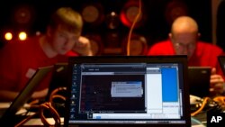 Rusların maskirovka əməliyyatlarında kiber hücumlar, rəqiblərin kompüterlərinə müdaxilələr geniş rol oynayır.