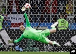 El portero de Inglaterra Jordan Pickford salva un penal durante la ronda de dieciseisavos de final entre Colombia e Inglaterra en la Copa Mundial de fútbol 2018 en el Estadio Spartak, en Moscú, Rusia, el martes 3 de julio de 2018. (AP Photo / Matthias Schrader)