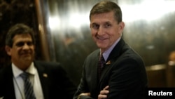 FILE - Retired U.S. Army Lieutenant General Michael Flynn stands by the elevators as he arrives at Trump مایکل فلن، که به عنوان مشاور امنیت ملی اداره ترمپ معرفی شده است.