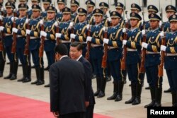 2013年9月22日北京人民大会堂：中国国家主席习近平欢迎委内瑞拉总统马杜罗(左)仪式 - 检阅仪仗队 (资料照片)