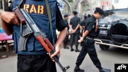ফাইল ফটোঃ ঢাকায় ২০১২ সালে ধর্মঘট চলাকালে পাহার দিচ্ছেন বাংলাদেশের র‍্যাপিড অ্যাকশন ব্যাটালিয়ন (র‍্যাব) সদস্যরা।