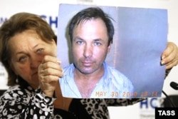 Russia -- Lyubov Yaroshenko holds a photo of her son Konstantin Yaroshenko who is serving a 20-year sentence for drug trafficking in U.S., at a press conference in Moscow, August 9, 2016