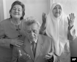 卡扎兹一家曾保护过一个犹太家庭，使其逃脱了纳粹的搜捕