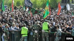 تصویر خبرگزاری ایسنا که مرز مهران که نوشته است زائران در انتظار اجازه خروج‌اند