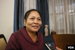 អ្នកស្រី តុប ធីតា នាយិកា​វិទ្យាល័យ​សម្តេច​ជា ស៊ីម អង្គជ័យ​នៅ​ខេត្ត​កំពត និយាយ​ជាមួយ​អ្នកសារព័ត៌មាន​ក្នុង​កម្មវិធី​ប្រារព្ធ​ទិវា​សិទ្ធិ​នារី​អន្តរជាតិ កាលពី​យប់​ថ្ងៃទី៧ មីនា ឆ្នាំ​២០១៨ នៅ​ឯ​គេហដ្ឋាន​របស់​ឯកអគ្គរដ្ឋទូត​សហរដ្ឋ​អាមេរិក​ប្រចាំ​ប្រទេស​កម្ពុជា។ (កាន់ វិច្ឆិកា/VOA)