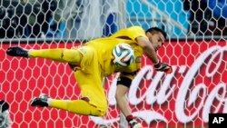 دروازه بان ارژنتاینی پس از مهار نخستین ضربۀ پنالتی