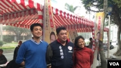 吾尔开希在台湾立法院外与返台的美籍台湾青年交谈。（美国之音萧洵摄影）