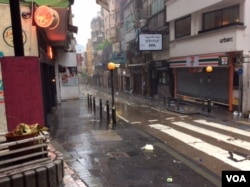 平时熙熙攘攘的香港中环商业街空空荡荡 （美国之音记者申华 拍摄）