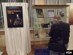 苏共领导人布哈林1928年在中共六大发表演讲。十年后他在斯大林大清洗中被处决。莫斯科历史档案馆2013年曾在莫斯科展出布哈林部分私人用品。（美国之音白桦拍摄）