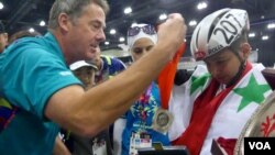 斯玛卡试戴奥运银牌（美国之音国符拍摄）