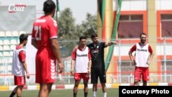 انوش دستگیر، مربی تیم ملی فوتبال افغانستان حین صحبت با بازیکنان تیمش