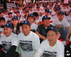 6月4日晚间在纽约参加烛光守望的民众，前排右一为胡平，二排右一为魏京生