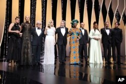 هیات داوران جشنواره کن، روی صحنه در مراسم اختتام جشنواره