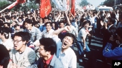 资料照片：大学生走上北京街头游行，呼吁民主。(1989年5月4日)