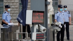 中国警察2020年9月22日在北京市第二中级人民法院前限制人员进入（路透社）