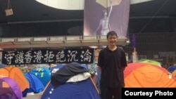 前六四学生领袖周锋锁在金钟占领区（周锋锁推特图片）