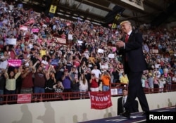 도널드 트럼프 미국 대통령이 29일 펜실베이니아주 해리스버그에서 진행한 취임 100일 기념집회 도중 지지자들에게 인사하고 있다.