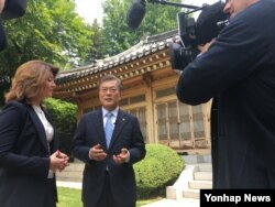 문재인 한국 대통령이 지난 20일 청와대에서 미국 CBS 디스 모닝(This Morning)과 인터뷰를 하고 있다. 청와대 제공.