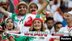 جمعی کثیری از ایرانی ها برای تشویق تیم ملی شان به میدان ورزشی حضور یافته بودند.