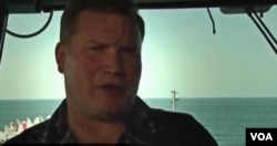 乔治•华盛顿号航母战斗群司令、海军少将马克、蒙哥马利在航母上接受采访。（美国之音视频截图）