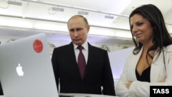 Russia -- Russian President Vladimir Putin and Editor-in-Chief of the RT television channel Margarita Simonyan at the exhibition to mark the channel's 10th anniversary, Moscow, December 10, 2015.