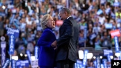 ABŞ prezidenti Barak Obama və prezidentliyə demokrat namizəd Hillari Klinton Filadelfiyada Demokrat partiyasının qurultayında