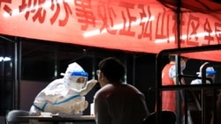 一名医护人员在给一名郑州市民做新冠病毒核酸检测。（2021年8月2日）