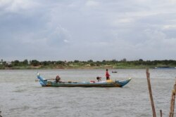 អ្នក​នេសាទ​កំពុង​ចេញ​ទូក​ទៅ​នេសាទនៅ​ទន្លេ​មេគង្គ​ ក្នុង​រាជធានី​ភ្នំពេញ នា​រសៀលថ្ងៃ​ទី​២២ ខែ​ឧសភា ឆ្នាំ​២០២១។​ (កាន់ វិច្ឆិកា/វីអូអេ)