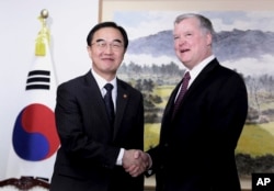 스티브 비건 미국 국무부 대북정책특별대표와 조명균 한국 통일부장관이 30일 서울 정부종합청사에서 만나 남북관계 현황과 비핵화 문제 등에 관해 논의했다.