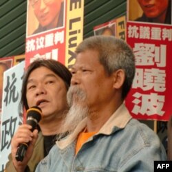 粱国雄(左)与另一被告古思尧(右)